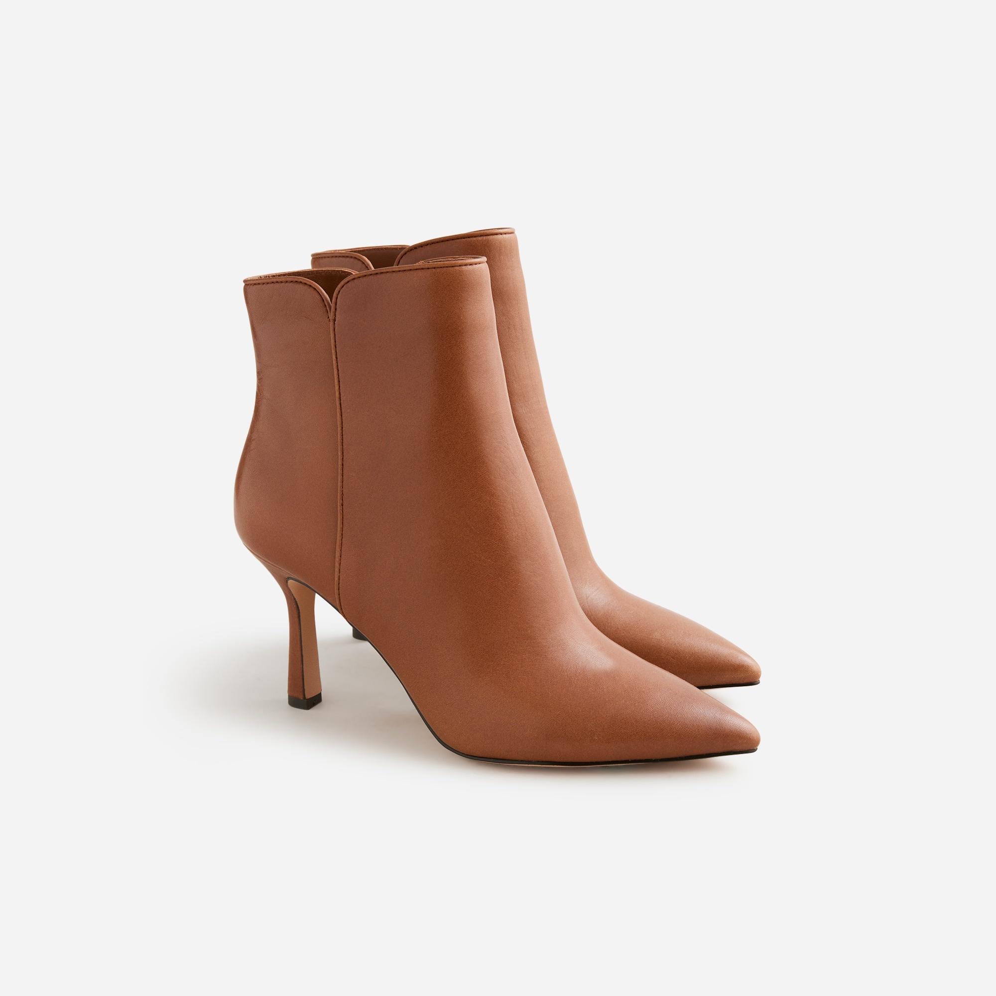  Pointed-toe ankle boots in leather